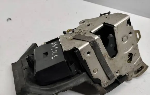 BMW 5 E39 Front door lock 51218235103 8235103 8352165
