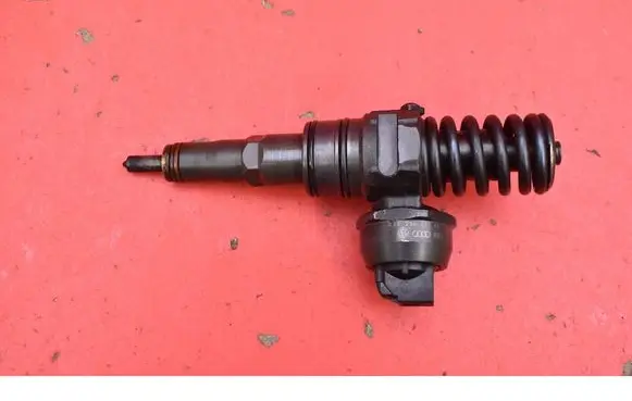 Volkswagen Golf V Fuel injector 038130073AG