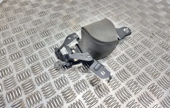 Middle seatbelt (rear)
