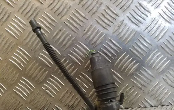 Volkswagen Golf IV Windscreen/windshield washer pump 1J0973722