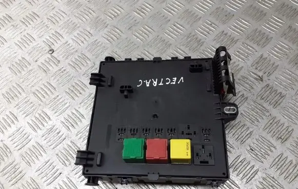 Opel Vectra C Fuse box cover 13205778