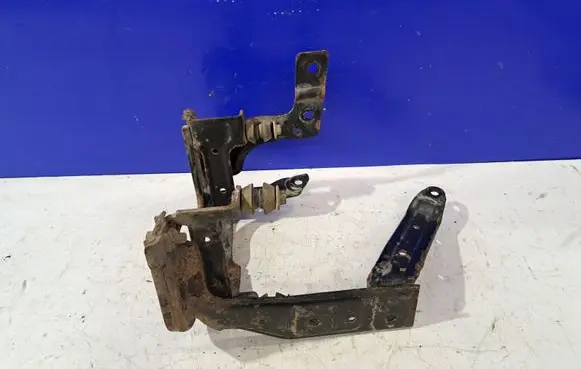 Volvo V50 Power steering pump mounting bracket 30680351