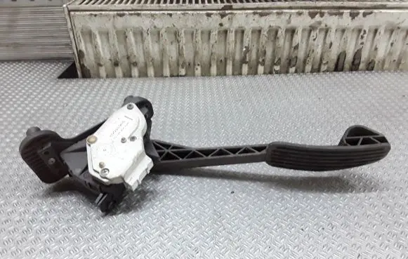 Volvo V70 Accelerator throttle pedal 30636003