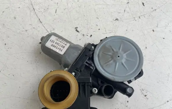 Toyota Corolla Verso E121 Front door window regulator motor 996996100