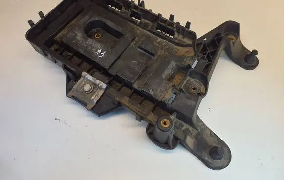 Audi A3 S3 A3 Sportback 8P Battery tray 1k0915333