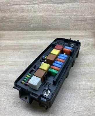 Opel Vectra C Fuse module 13205800
