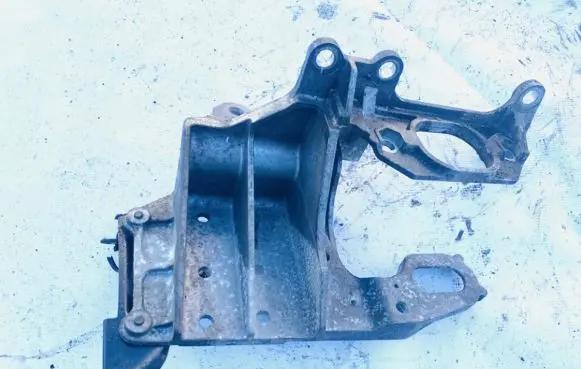 Nissan Qashqai Engine mounting bracket