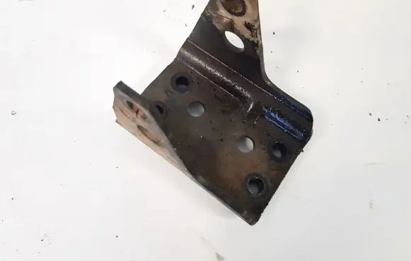 Nissan X-Trail T30 Engine mounting bracket