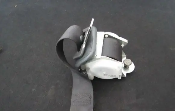 Middle seatbelt (rear)