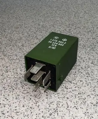 BMW 5 E34 Other relay 1378302