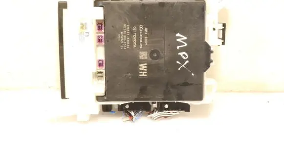 Toyota Yaris XP210 Central body control module MB238100-8364