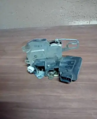 BMW 3 E36 Front door lock 8122418