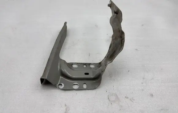 Volkswagen Tiguan Fender mounting bracket 5NA821136B 5NA821136