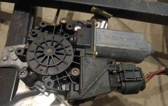 Audi A6 S6 C5 4B Front door window regulator motor 0536001401