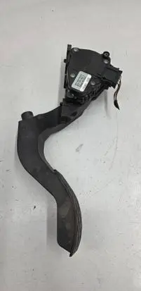 Accelerator throttle pedal