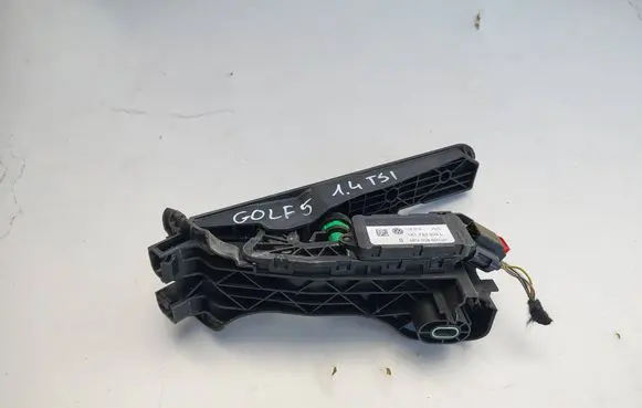 Accelerator throttle pedal