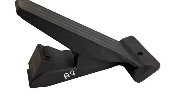 Accelerator throttle pedal