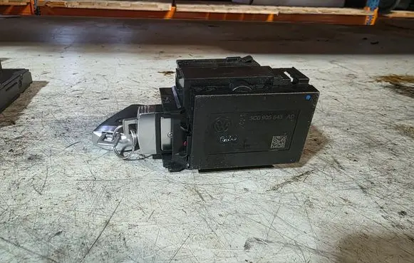 Volkswagen PASSAT B7 Ignition lock 3C0905843AD
