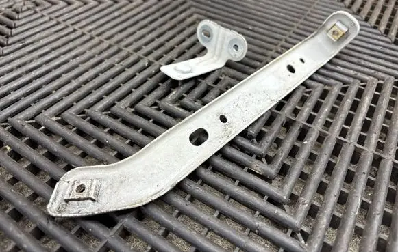 Ford Mustang VI Fender mounting bracket FR3B16C198BD