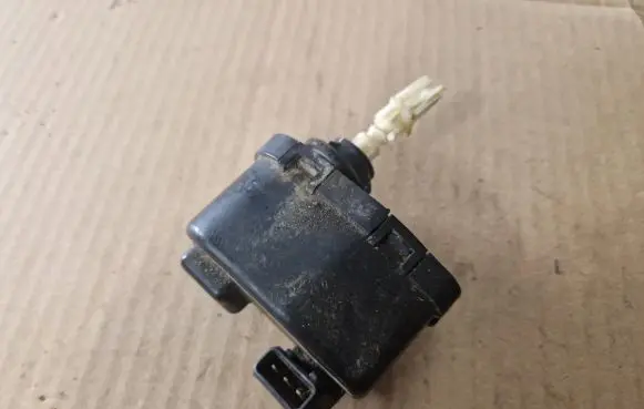 Volkswagen Golf III Headlight level adjustment motor 1H0941295 00437547