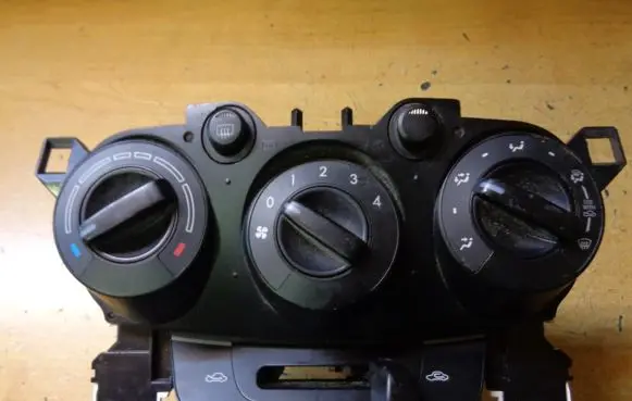 Mazda 2 Climate control unit
