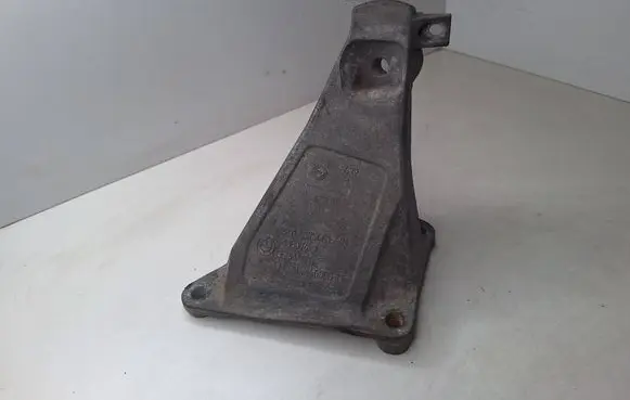 Engine mounting bracket