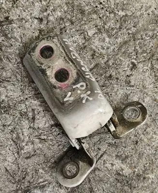 Toyota Avensis T270 Front door upper hinge 
