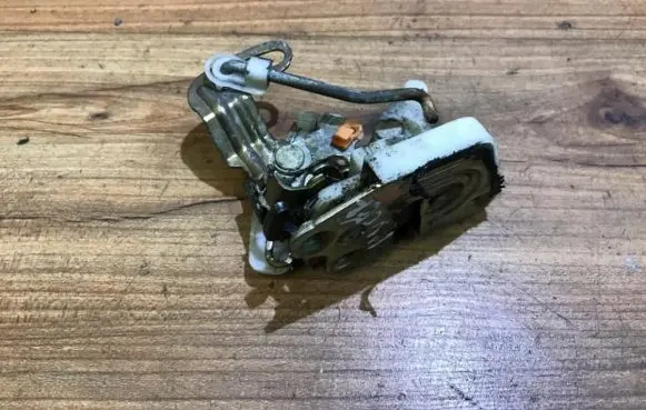 Mitsubishi Lancer Front door lock