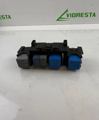 Opel Vivaro Relay mounting block 252301716R V23134B52X520 2V140A