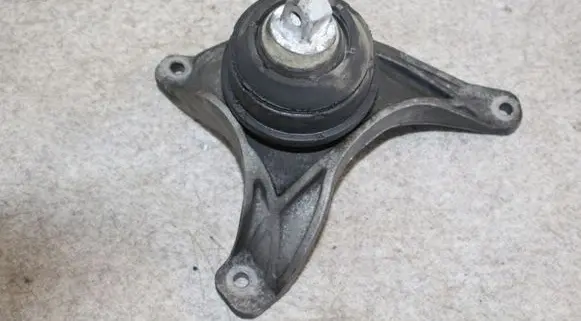 BMW 5 E39 Engine mount bracket
