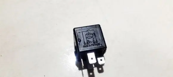Volvo S40, V40 Other relay mb953381 v23134-b52-x240