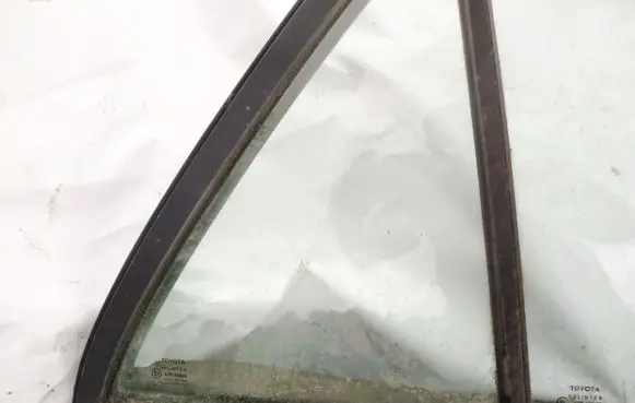 Toyota Avensis T250 Rear vent window glass 
