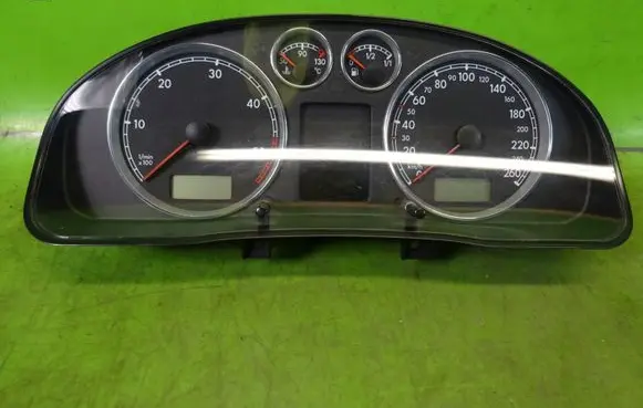 Volkswagen PASSAT B5.5 Speedometer (instrument cluster) 3B0920826A