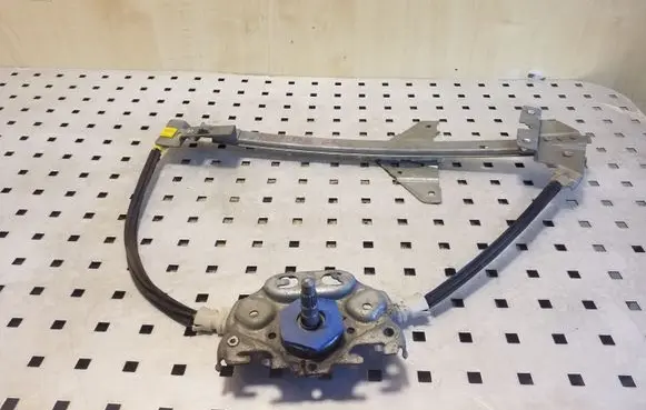 Rear door manual window regulator