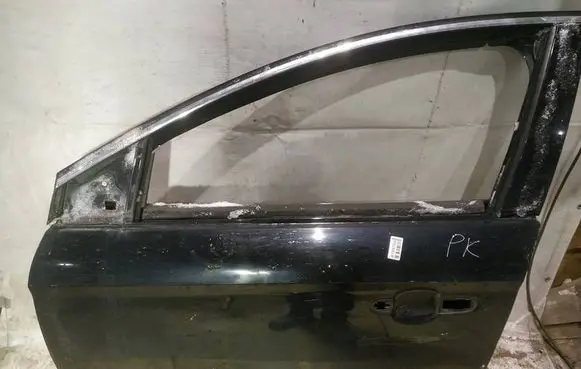Ford Mondeo MK IV Front door JUODOS