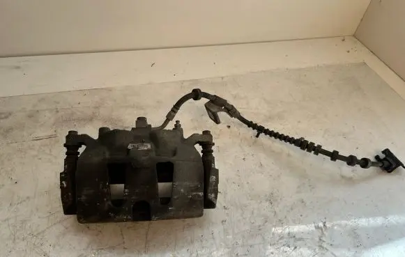 Chrysler Pacifica Front brake caliper 17986801