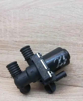BMW 5 E60 E61 Coolant heater control valve 6920226 1147412174