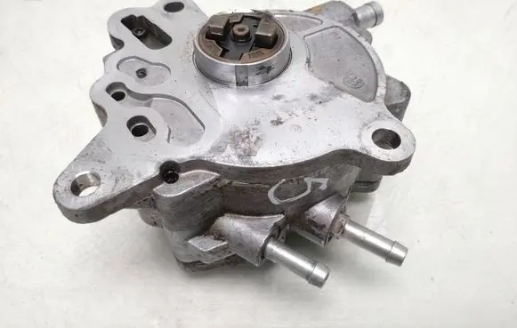 Volkswagen Golf V Vacuum pump 03G145209