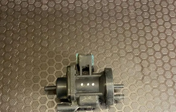Mercedes-Benz S W220 Turbo solenoid valve a0005450527