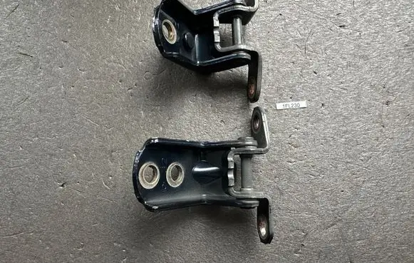 Nissan Patrol Y61 Rear door hinge set 824002J000