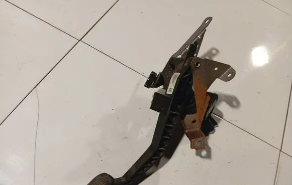 Ford Focus C-MAX Clutch pedal 3M517B633EK 3M51-7B633-EK