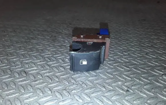 Volkswagen Golf V Fuel tank opening switch