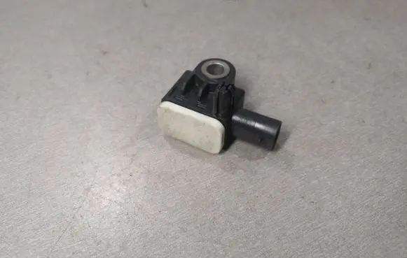 Mercedes-Benz C W205 Airbag deployment crash/impact sensor A1668210151 56054085AA