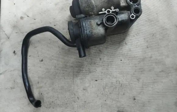 Volvo XC90 Oil filter mounting bracket 08642839