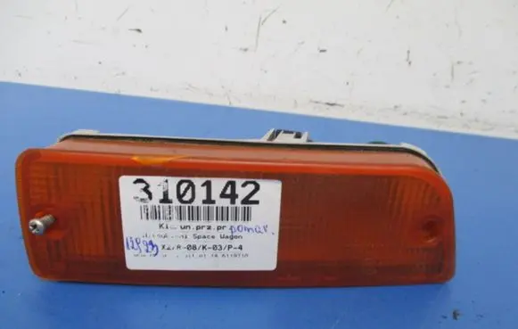 Mitsubishi Space Wagon Front indicator light