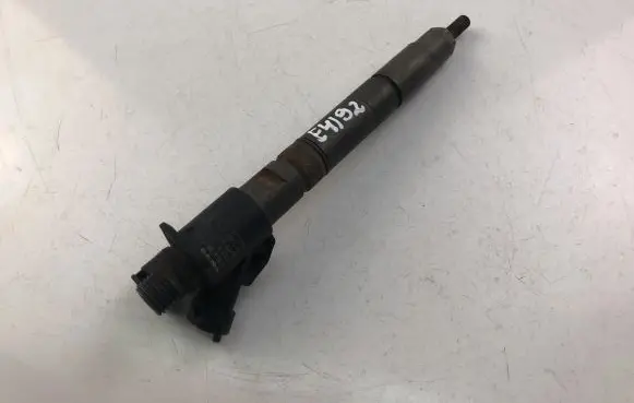 Volvo V70 Fuel injector 31303238