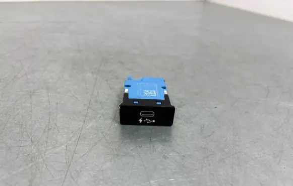 BMW 3 G20 G21 USB socket connector 8711939