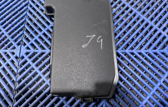 Toyota Prius (XW30) Fuse box cover 8266247150