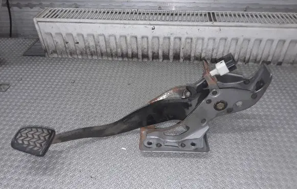 Toyota Avensis T250 Brake pedal