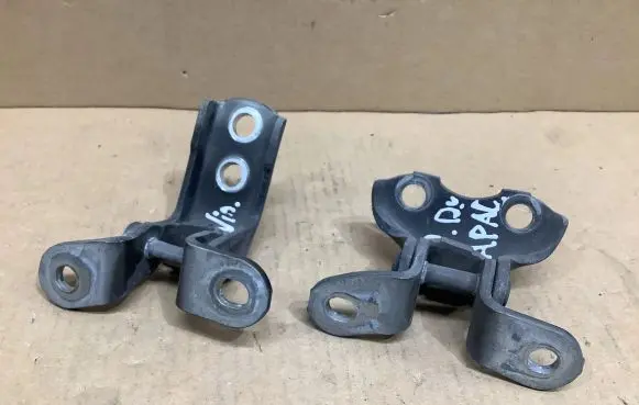 Toyota Prius (XW50) Front door upper hinge
